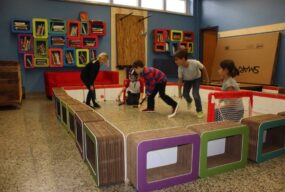 Kubbii mini-arena et étagere en ecole small-arena and shelf in school